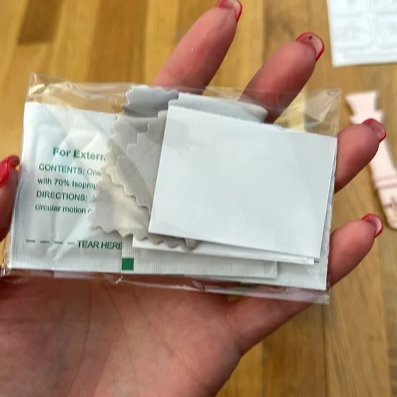 *last chance!!* Fitbit Versa | Accessories Only - 2 bands, 3 screen protectors - Picture 6 of 11